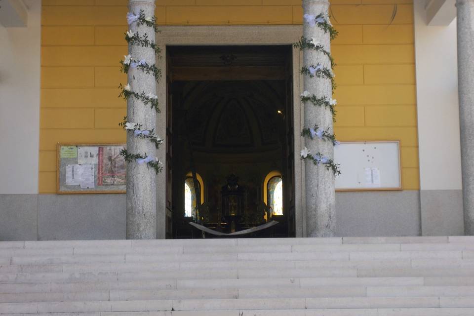 Esterno chiesa: colonne