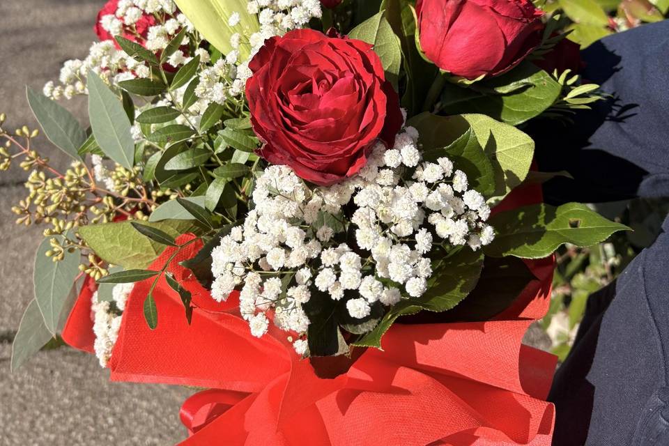 Bouquet con rose e Lilium