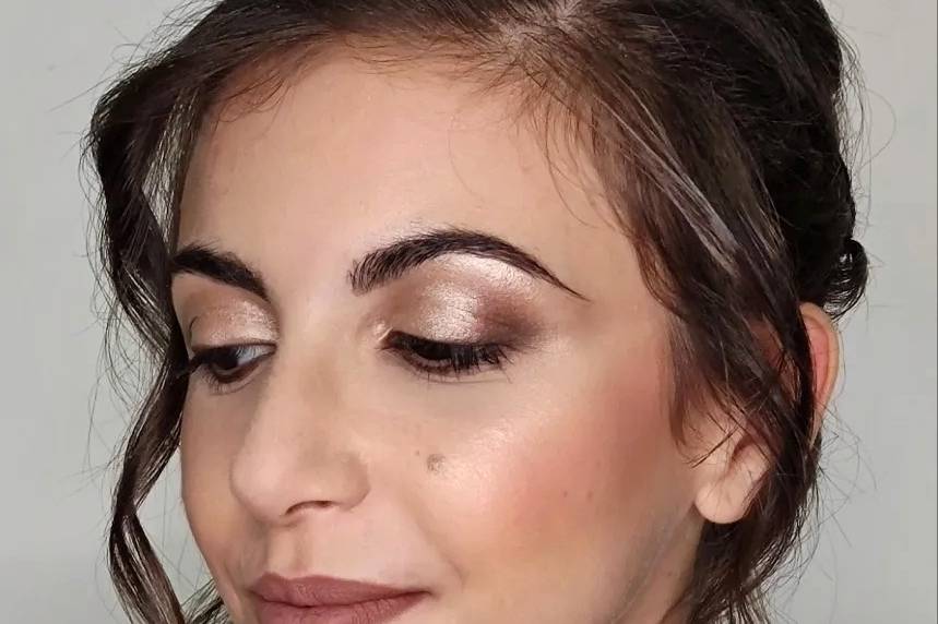 Trucco elegante e luminoso