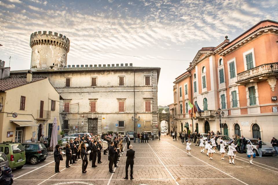 Lo sposo può baciare la sposa.