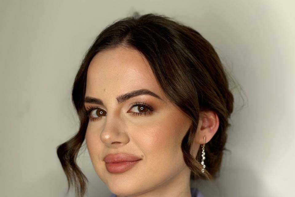 Acconciatura e trucco romantico