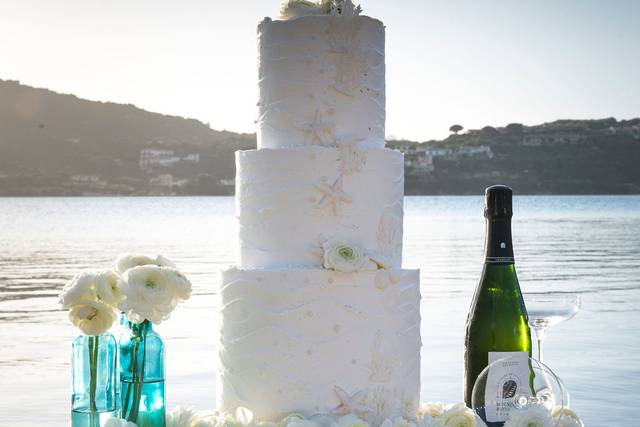 Torta nuziale in riva al mare