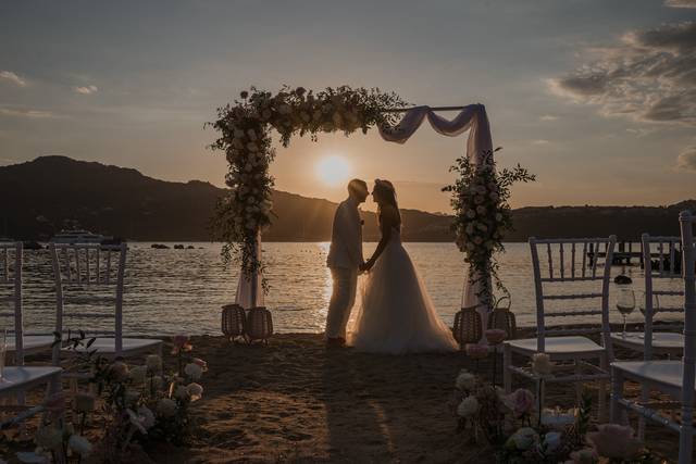 Arco floreale in riva al mare