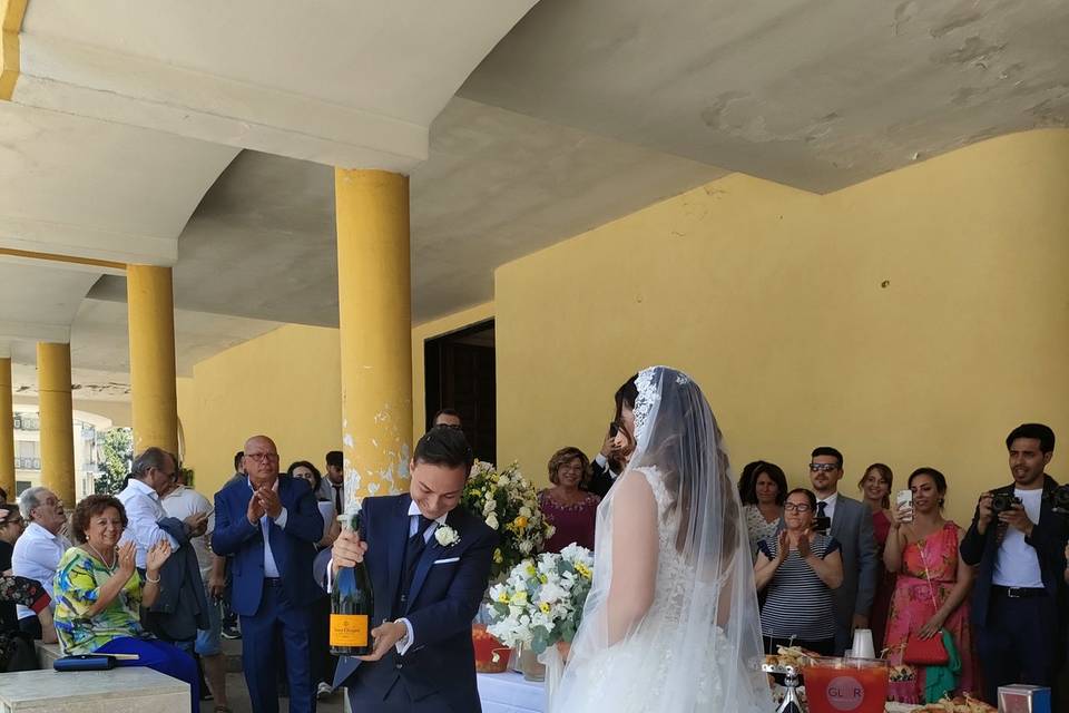 Champagne fuori chiesa