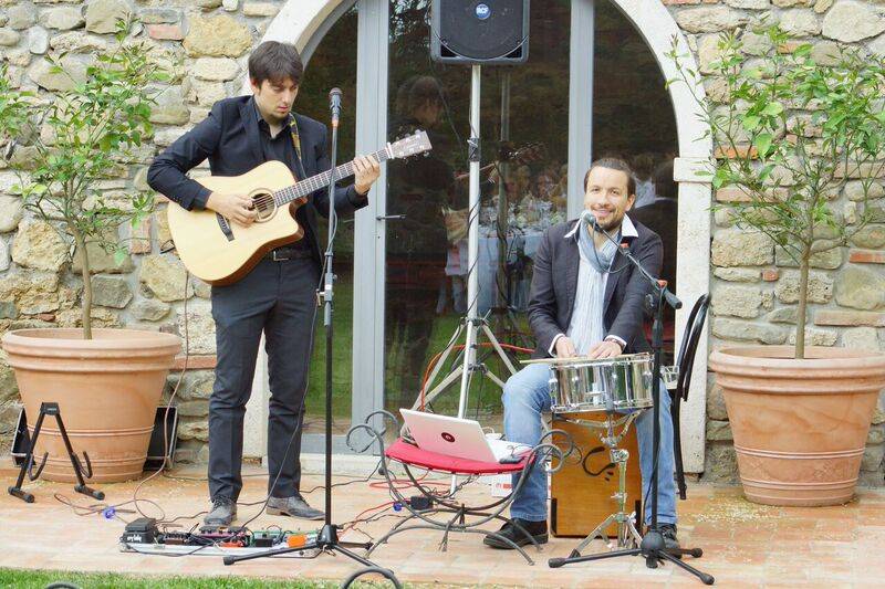 Duo acustico durante un aperitivo