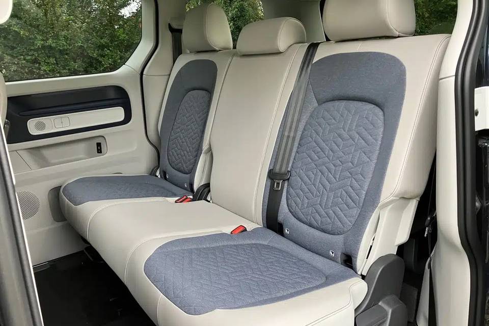 Comodo divano posteriore