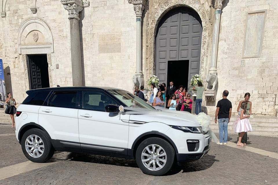 Range Rover davanti alla chiesa