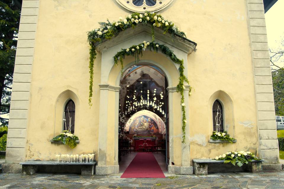 Decoro aereo e pioggia di rose