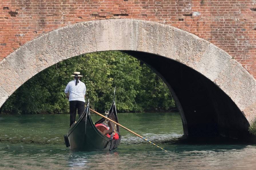 Gondoliere sul lago di Garda