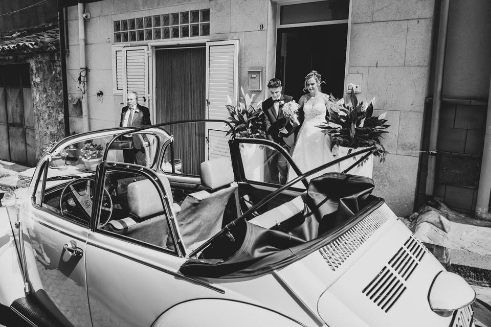 Sposa entra in auto da cerimon