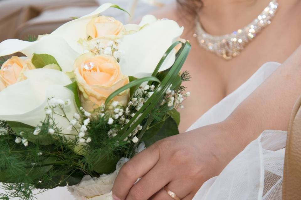 Dettagli sposa fede e bouquet