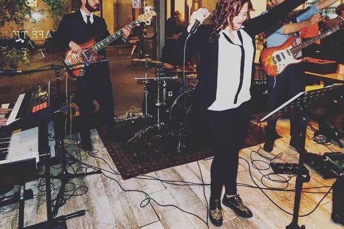 Musicisti e cantante evento
