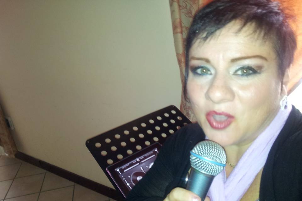 Simona-Babybell canta