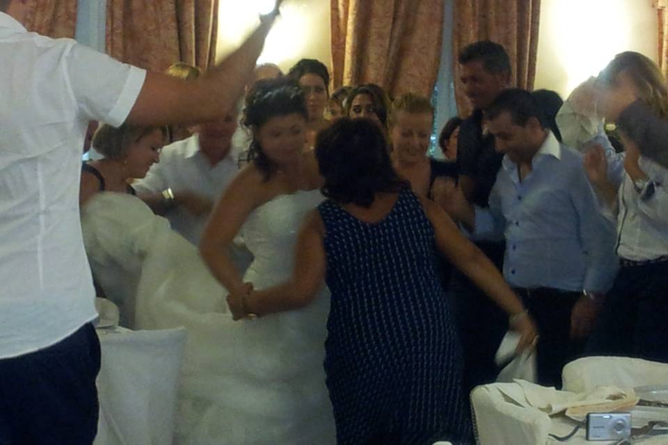 La sposa balla con invitati
