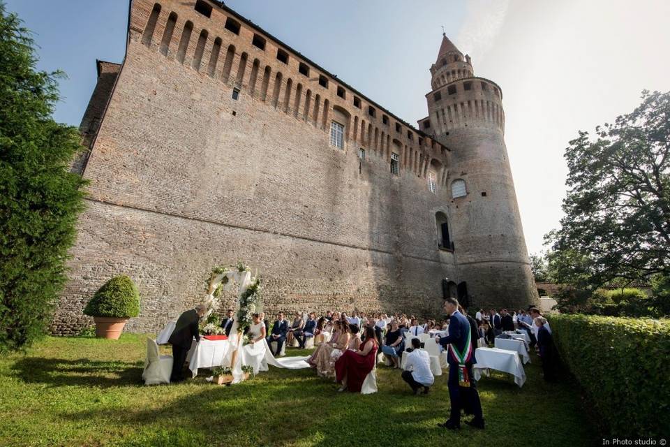 Taglio torta nel parco