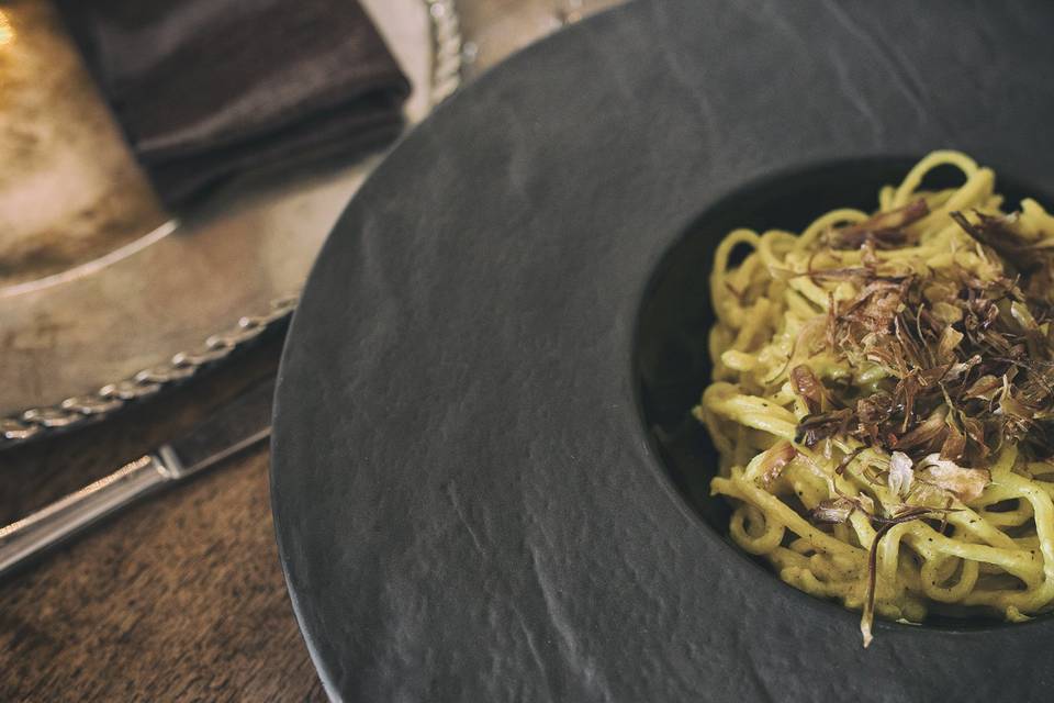 Spaghetti cacio e pepe curcuma