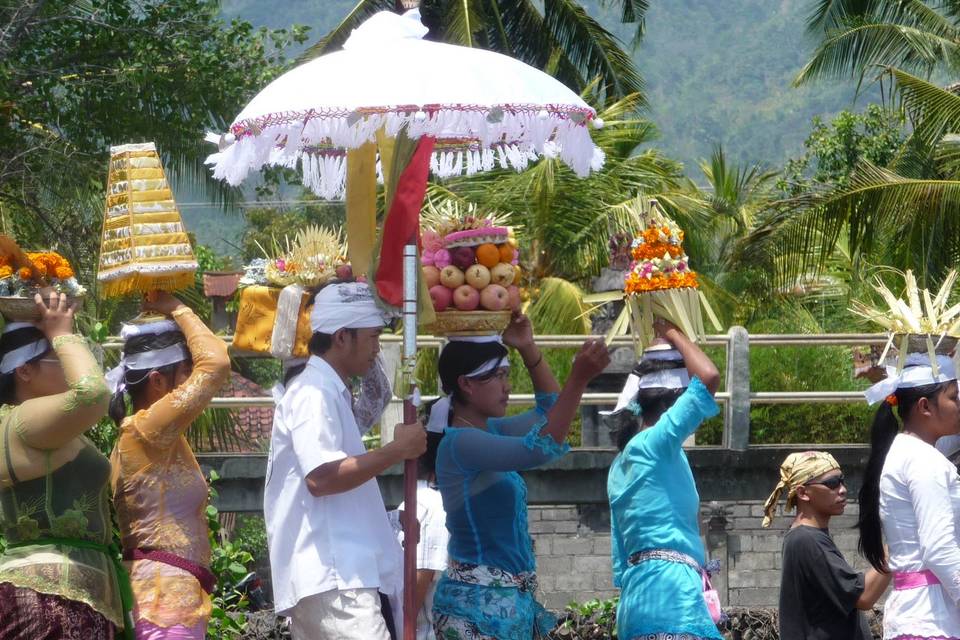 Bali Processione votiva a Lovi