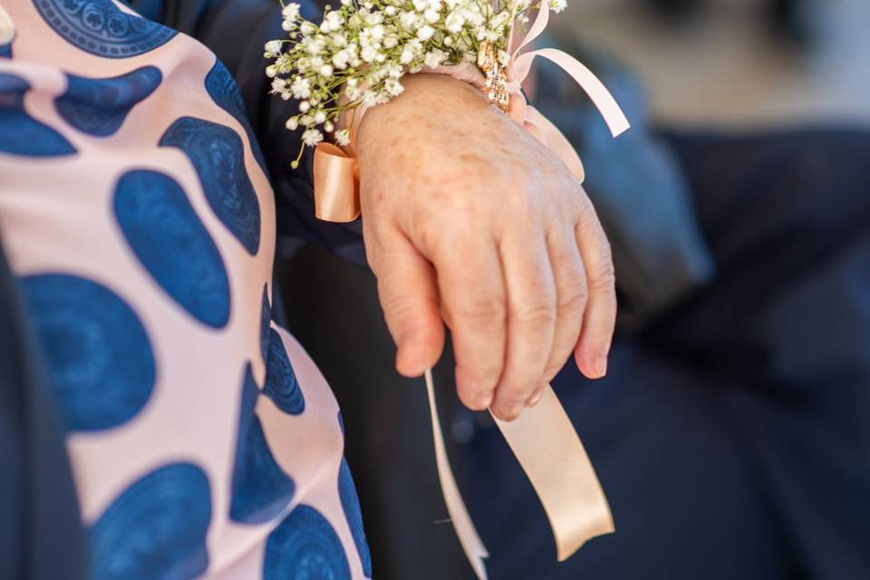 Accessorio floreale mano