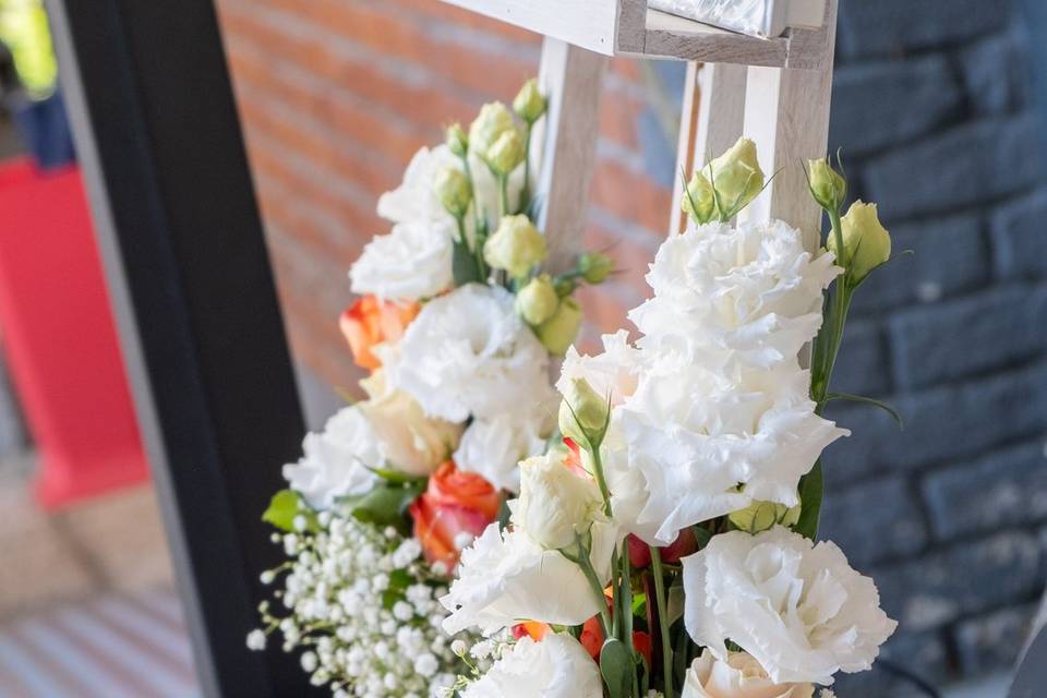 Decorazione floreale cavalletto