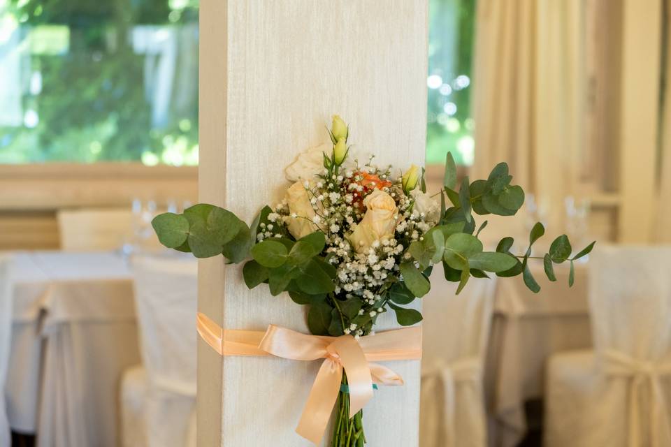 Pilastro nuziale decorato
