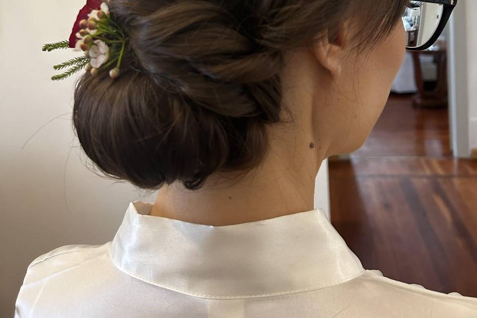 Chignon laterale con intreccio