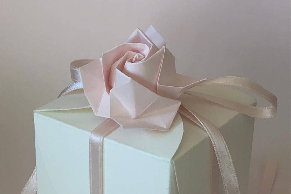Bomboniera con rosa origami