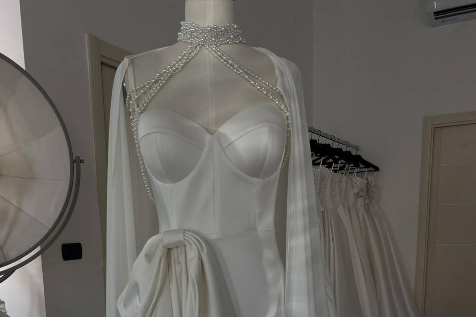 Abito in satin con cappa