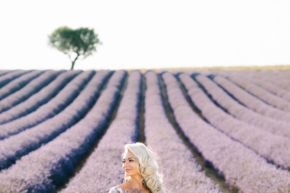 Sposa in campi di lavanda