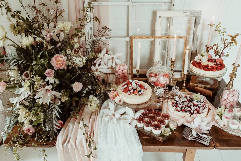 So chic this sweet table!