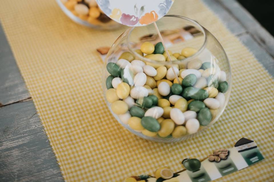 Allestimento tavolo confetti