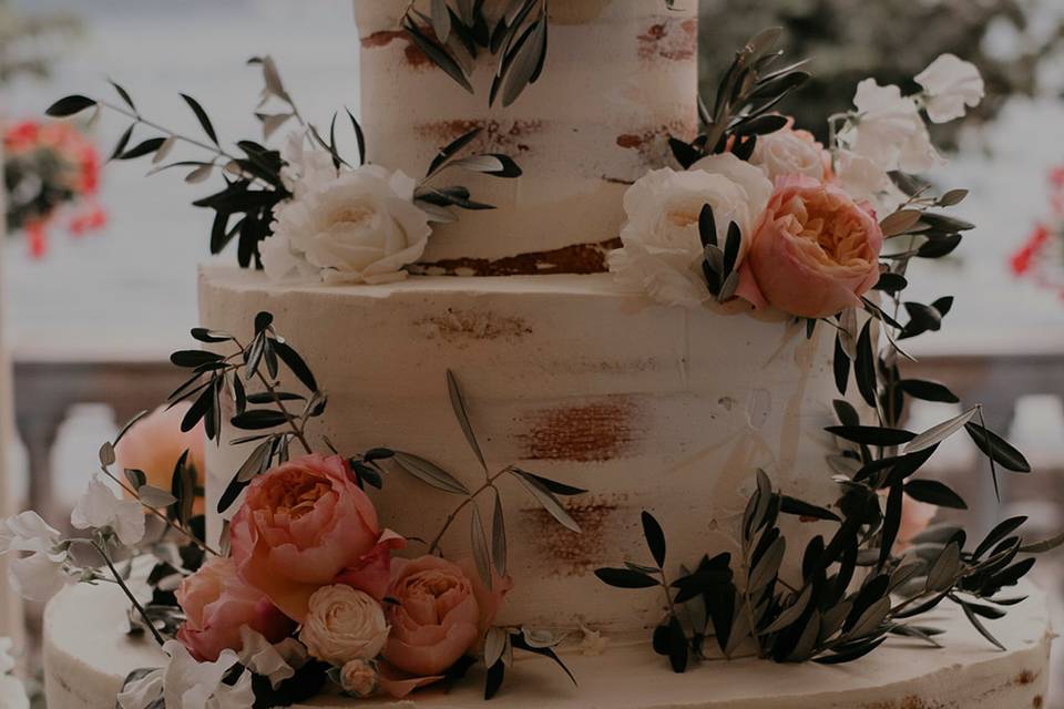 Torta e fiori freschi