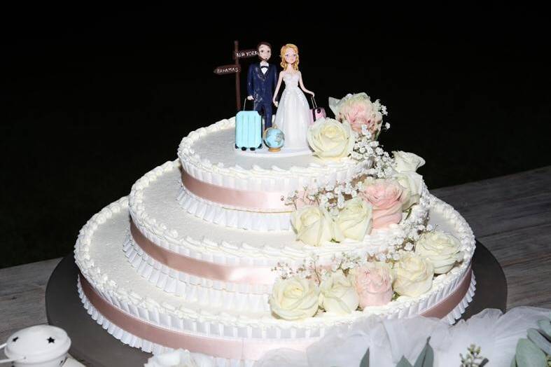 Sposi sulla torta nuziale