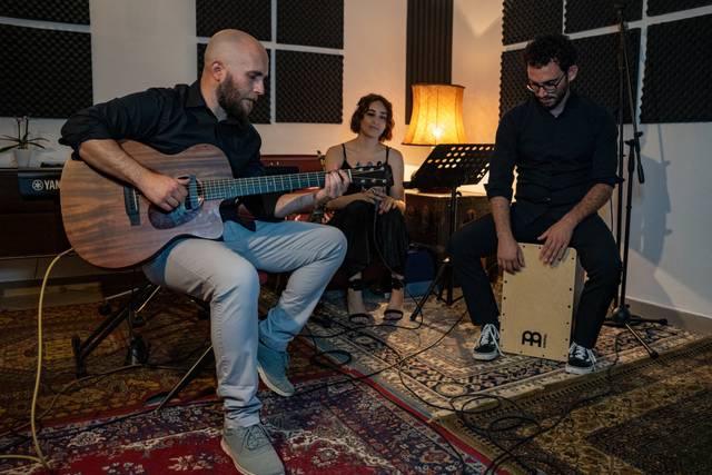 Chitarrra + percussioni + voce