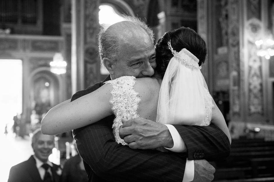 Abbraccio sposa papà