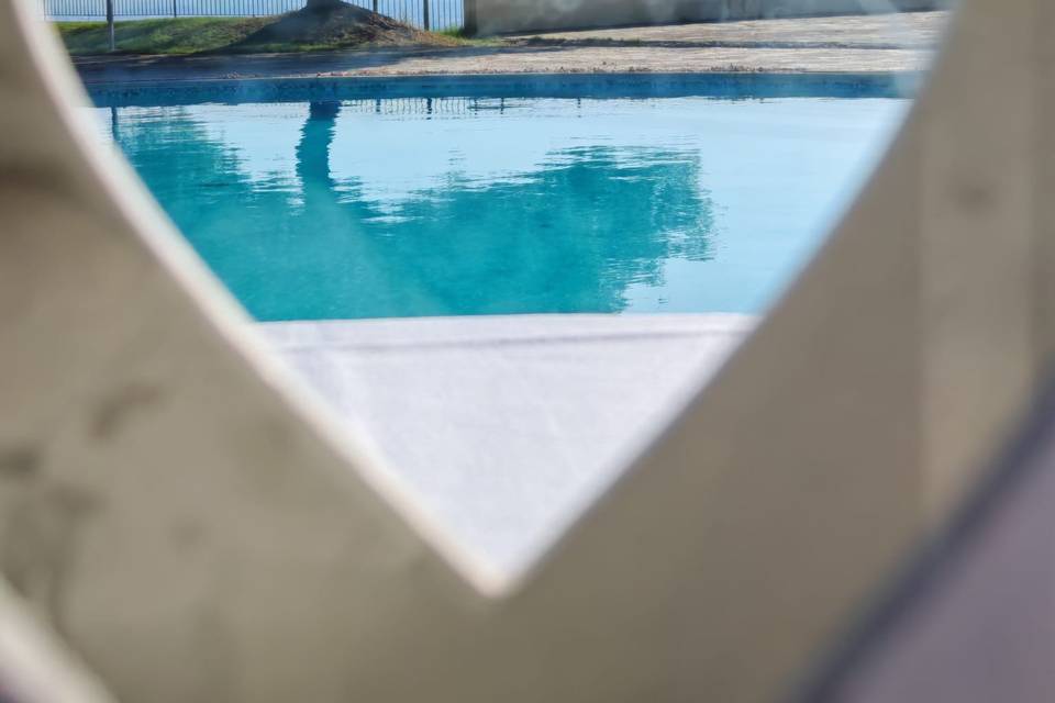 Un cuore a bordo piscina