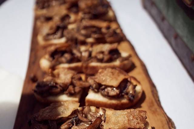 Crostoni con funghi e lardo