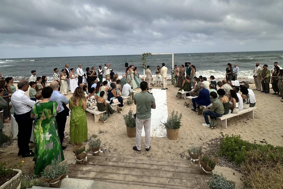 La cerimonia in riva al mare