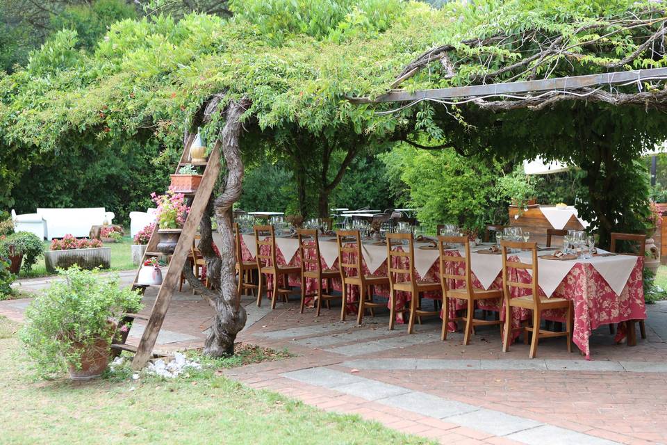 A pranzo sotto il pergolato