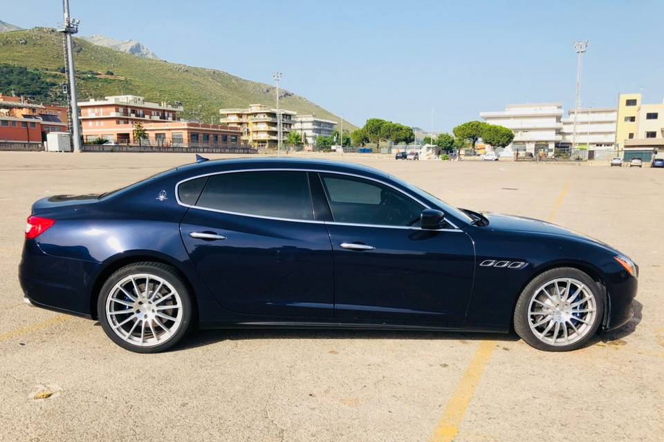 Maserati Quattroporte blu