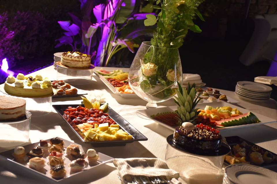 Il buffet di dolci e frutta