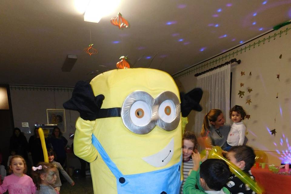 cerco costume minions bambina annunci •