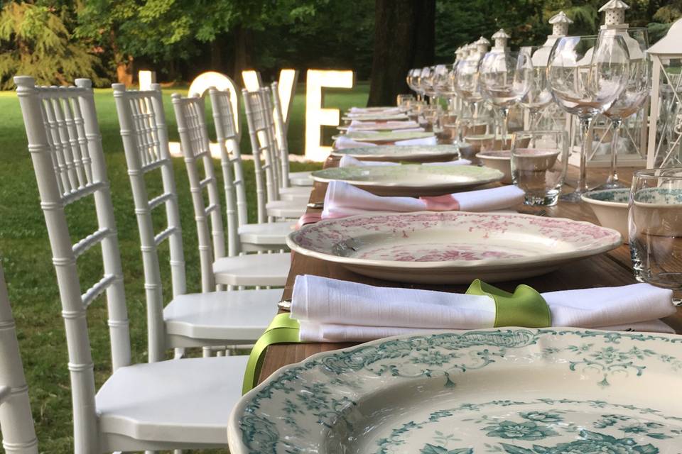 Tavolata shabby chic nel parco