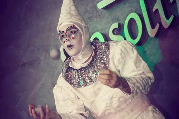 Clown bianco giocoliere