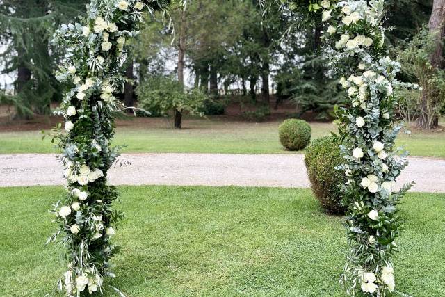 Arco rose bianche