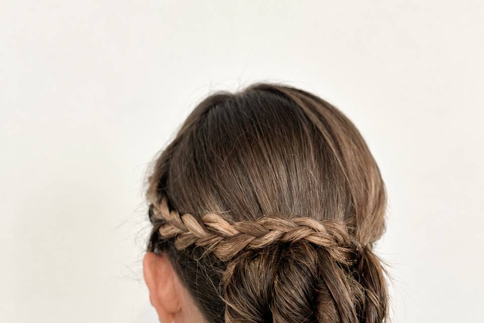 Chignon basso accompagnato da