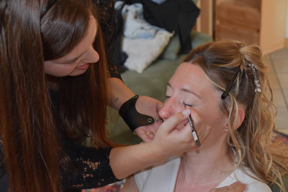 Elle Make-Up Artist