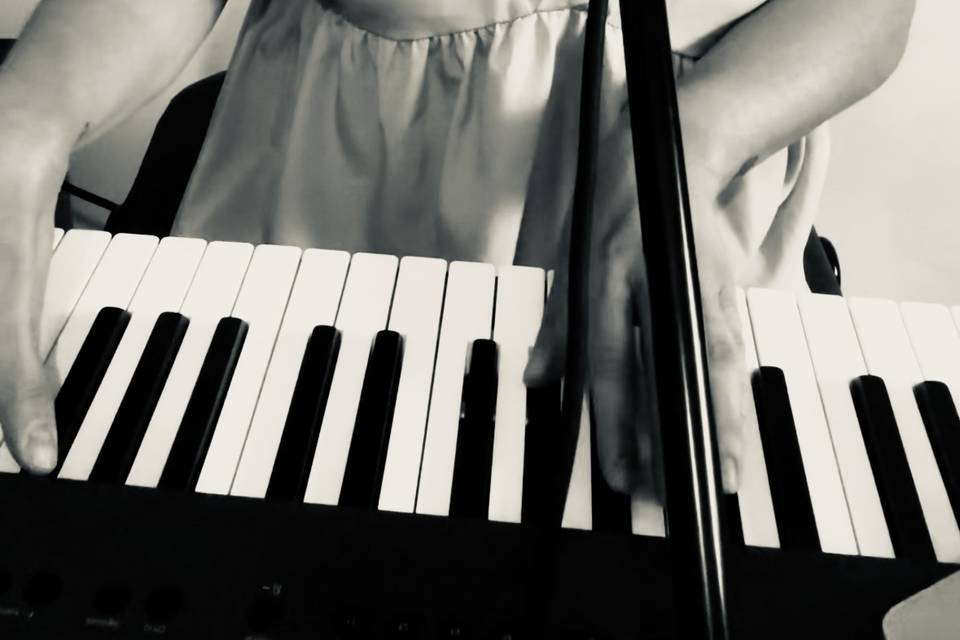 Karol voi e and piano
