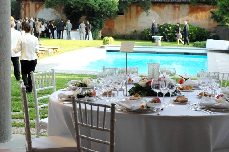 Pranzo nuziale piscina in villa esclusiva