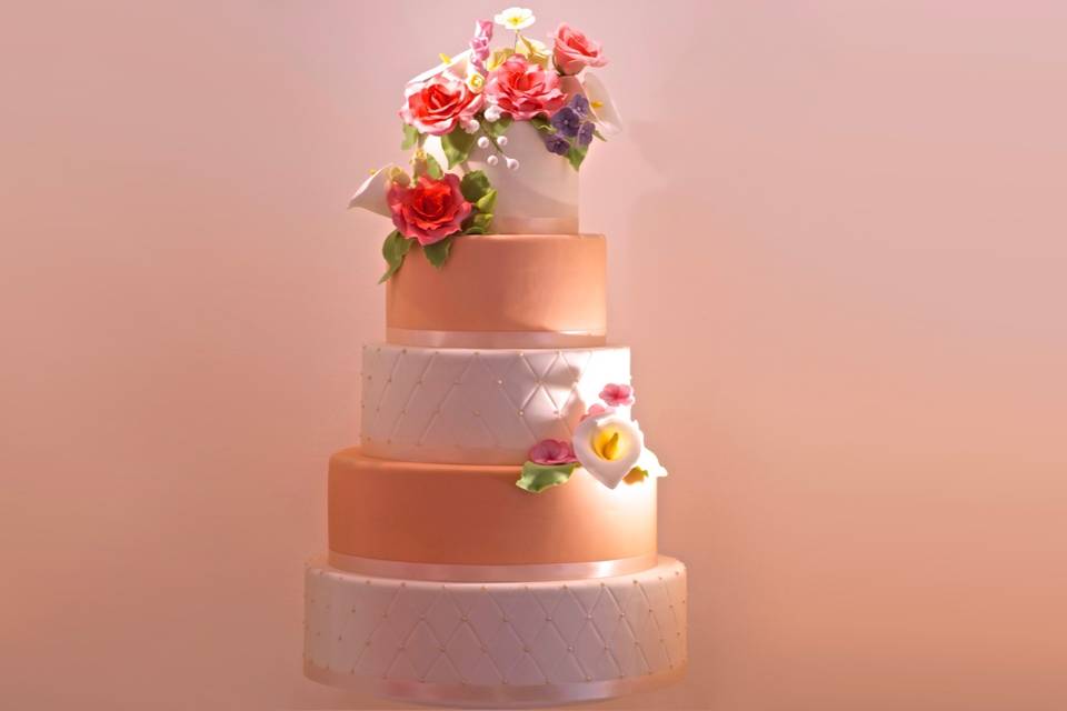 Pearls&flowers wedding cake