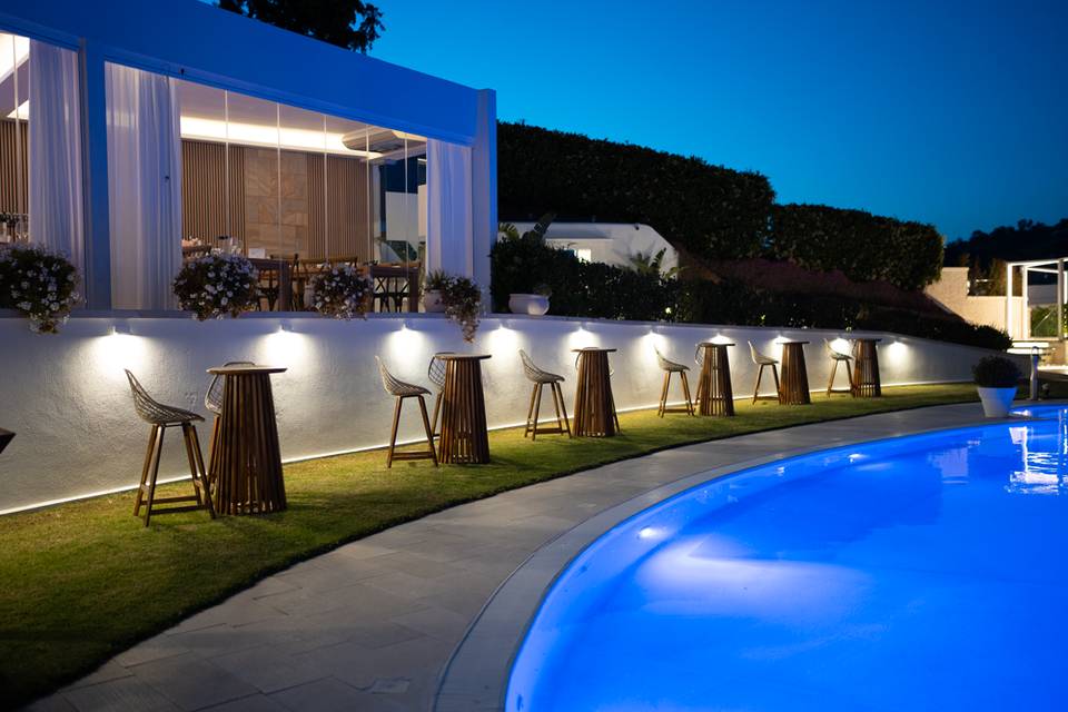 Bordo piscina di notte